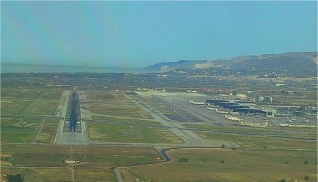 Imatge de l'antiga pista principal (07-25) de l'aeroport del Prat, el Garraf al fons